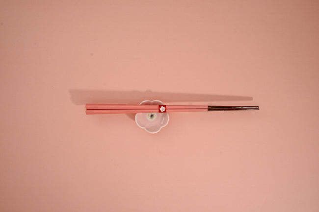 Kawai Traditional Chopsticks & Rest Momo (Peach) - Thecooksedge